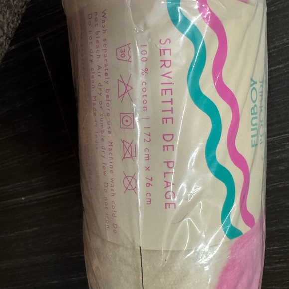 FUNBOY Pink and Cream Wave Towel - Picture 2 of 3